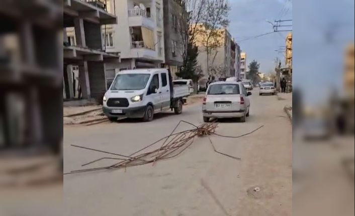 Otomobilin arkasına bağladığı demirlerle trafikte ilerledi