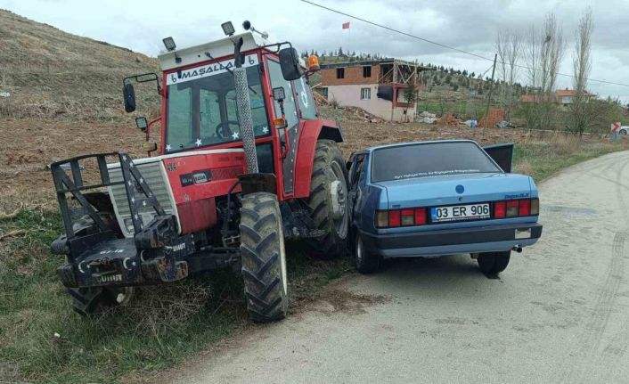 Otomobilin traktöre çarptığı kazada 3 kişi yaralandı