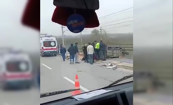 Otomobille çarpışan kağıt toplayıcısının kullandığı motor yan yattı: 1 yaralı