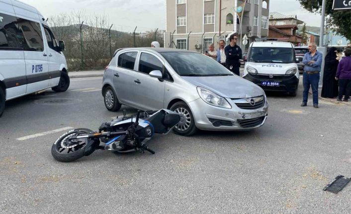 Otomobille çarpışan motosikletli yaralandı