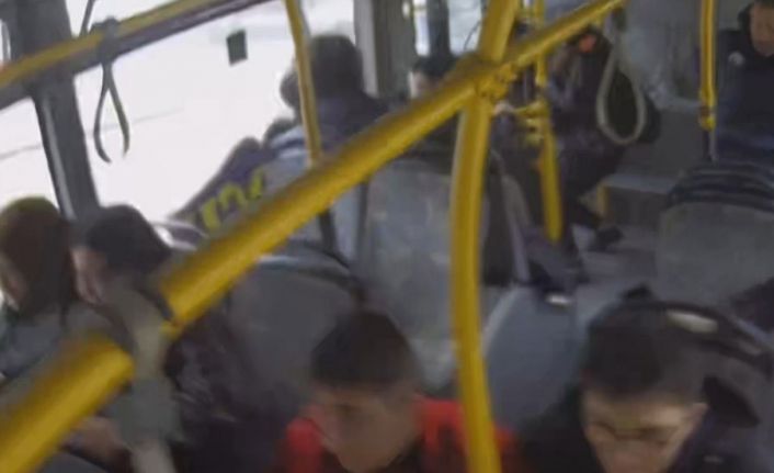 (Özel) Belediye otobüsünde çığlık çığlığa dehşet anları kamerada...11 yaralı