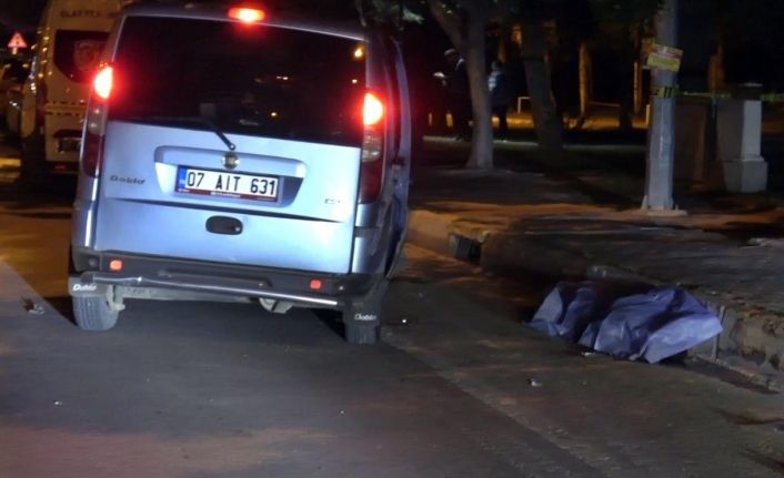 Özel halk otobüsüyle çarpışan araçtan yola fırlayan genç kız hayatını kaybetti