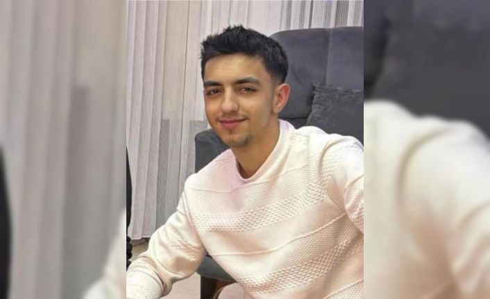 Patnoslu 17 yaşındaki genç halı sahada kalp kirizi geçirip hayatını kaybetti.