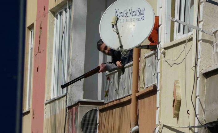 Polisle çatışıp, vurularak etkisiz hale getirilen şahsın annesine şiddet uygulayıp, rehin aldığı ortaya çıktı