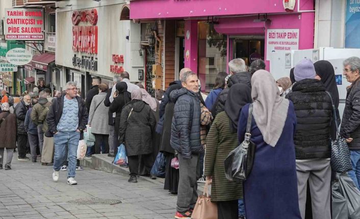 Ramazan alışverişi için kasaplarda metrelerce et ve kıyma kuyruğu