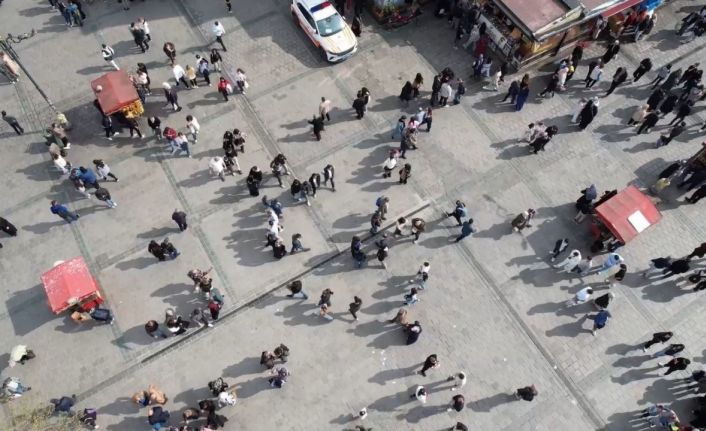 Ramazan Bayramı’nı İstanbul’da geçiren vatandaşlar Eminönü’ne akın etti