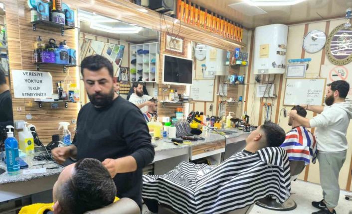 Saç tıraşını son güne bırakanlar bayrama berber dükkanlarında girdi