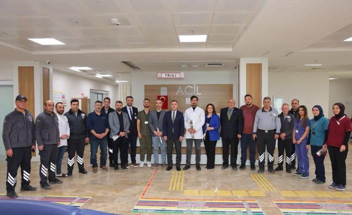 Sağlık çalışanlarıyla bir araya gelen Vali Eldivan, Tıp Bayramlarını kutladı