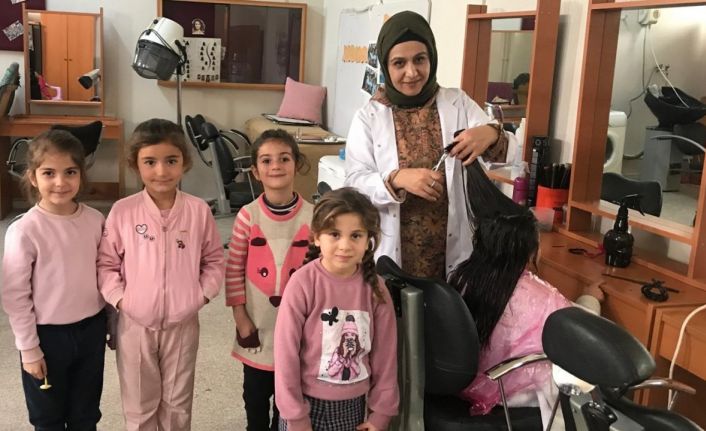 Samsat’ta kızların saç kesimleri ücretsiz yapılıyor