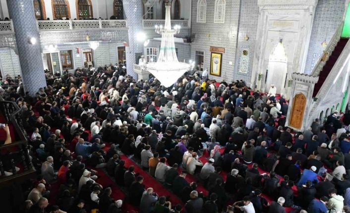 Şanlıurfa’da binlerce kişi bayram için camilere akın etti