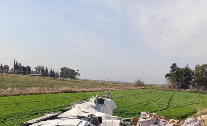 Şarampole devrilen enerji içeceği yüklü tırın sürücüsü yaralandı