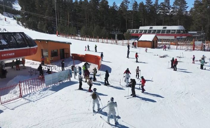 Sarıkamış Kayak Merkezi’nde kayak keyfi sürüyor