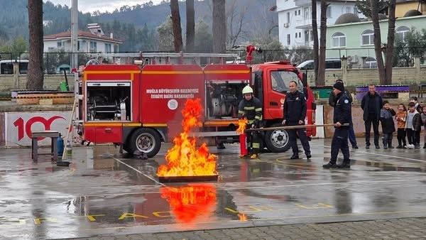 Seydikemer’de öğrencilere yönelik yangın ve deprem tatbikatı gerçekleştirildi