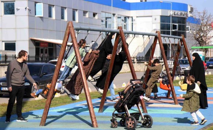 Sıcak havanın tadını böyle çıkarıyorlar: Kimi yürüyüş yaptı, kimi çocuğuyla eğlendi