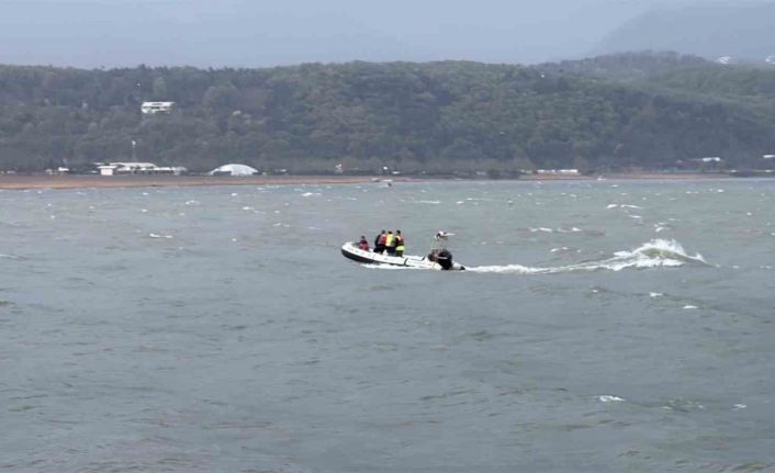 Şiddetli rüzgar kanoyu alabora etti: Göle düşen 5 kişi kurtarıldı, 2 kişi kayıp