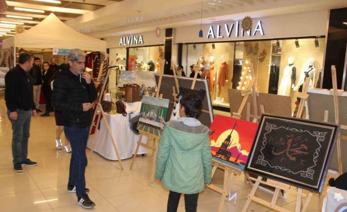 Siirt’te Halk Eğitimi Merkezi kursiyerleri el emeği göz nuru eserlerini sergiledi