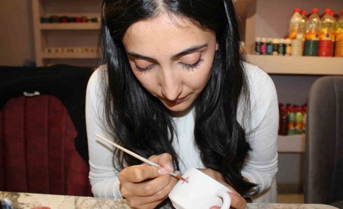 Siirt’te kadınlar günün yorgunluğunu sanat atölyesinde atıyorlar