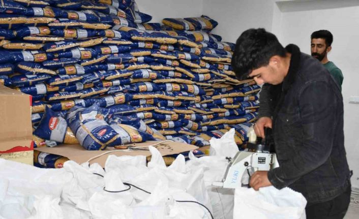 Şırnak’ta AK Partili Belde Belediye Başkanı Babat, 23 bin gıda kolisi dağıttı