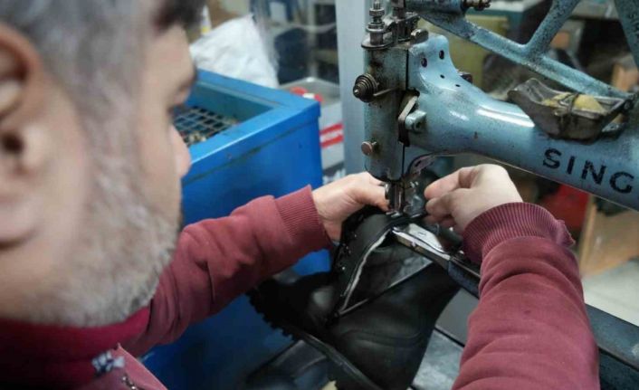 Soğuk kış, ayakkabı tamircilerine yaradı