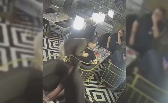 Soluk borusu tıkanan kişinin ‘heimlich’ manevrasıyla kurtulduğu an kameraya yansıdı