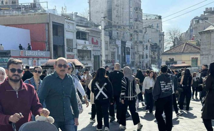 Taksim ve İstiklal Caddesi’nde bayram yoğunluğu