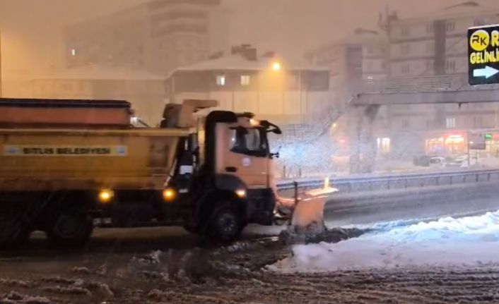 Tatvan’da yüksek kesimlerde kar yağışı etkili oldu