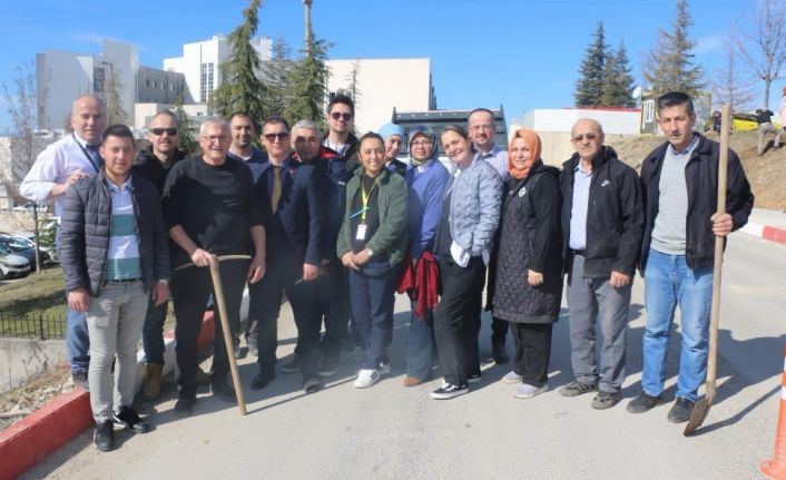 Tavşanlı Devlet Hastanesi personeli, Ramazan ayında 70 adet meyve fidanı dikti