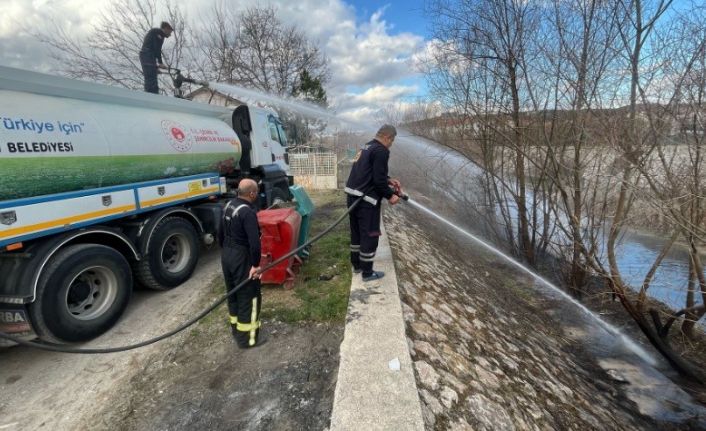 Tavşanlı’da dere kenarında çıkan yangın kısa sürede söndürüldü