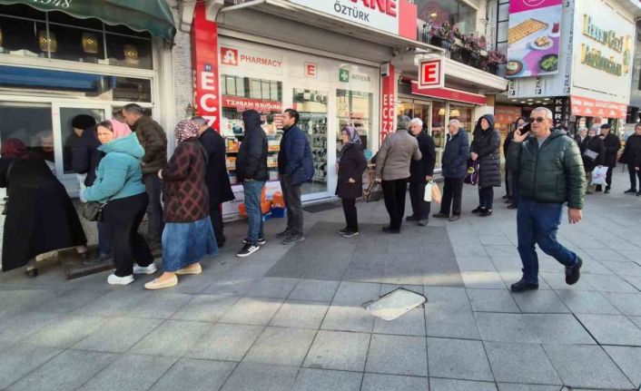 Tekirdağ’da Ramazan pidesi kuyruğu
