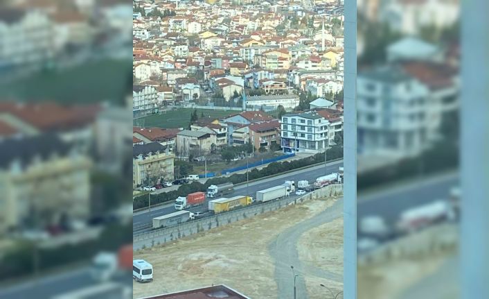 TEM otoyolunu kilitleyen ilginç kaza: Yükü ağır gelince dorse ortadan ikiye ayrıldı