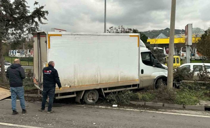 Tır kamyonete çarptı: 1 yaralı