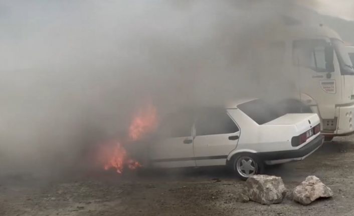 Tofaş-Fiat marka otomobil alev alev yandı