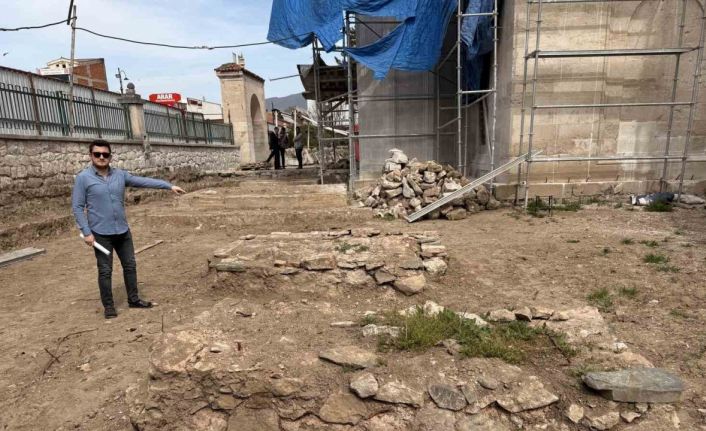 Tokat’ta 540 yıllık cami restorasyonunda keşfedilen mezarlar sanat tarihçileri tarafından inceleniyor
