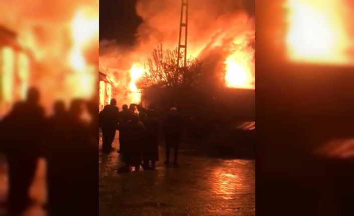Tokat’ta köyde çıkan yangında 3 ev kullanılamaz hale geldi