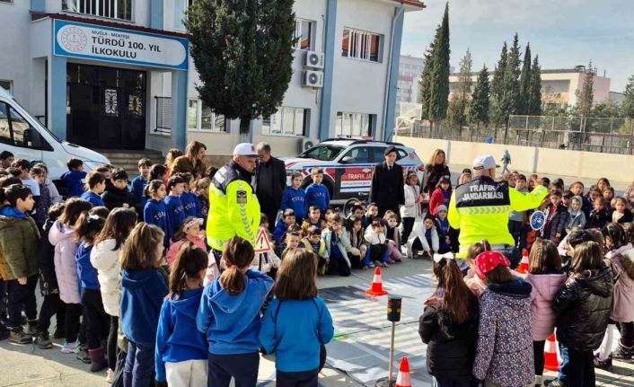 Trafik jandarmasından öğrencilere eğitim