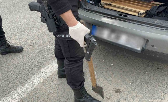 Trafikte silah teşhiri ihbarına polisten anında müdahale: Oyuncak tabanca çıktı