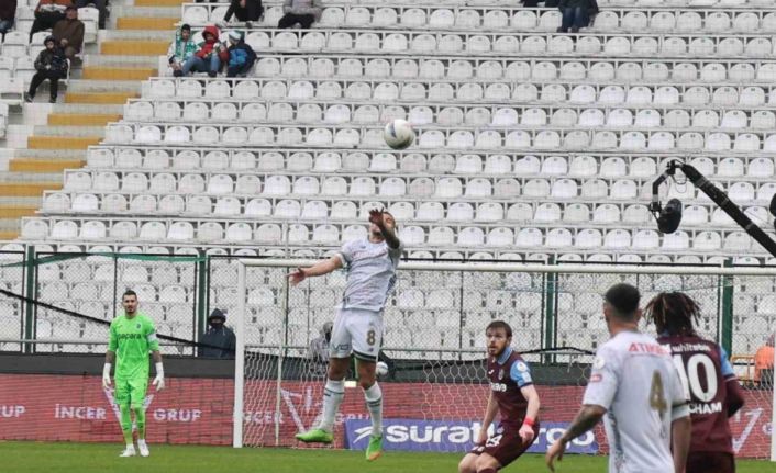 Trendyol Süper Lig: Konyaspor: 0 - Trabzonspor: 0 (İlk yarı)
