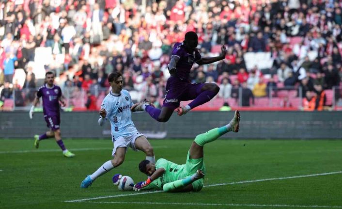 Trendyol Süper Lig: Samsunspor: 2 - Adana Demirspor: 1 (İlk yarı)