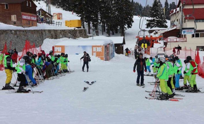 Uludağ’da öğrencilerin kayak heyecanı