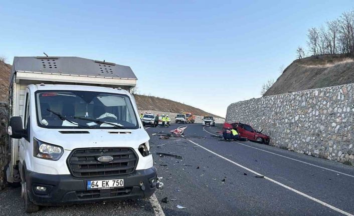 Uşak’ta otomobil ile kamyonet çarpıştı: 2 ölü, 1 yaralı