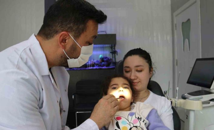 Uzmanı uyardı: "Dişlerinizin çürümesini istemiyorsanız şekerden sonra peynir yiyin"