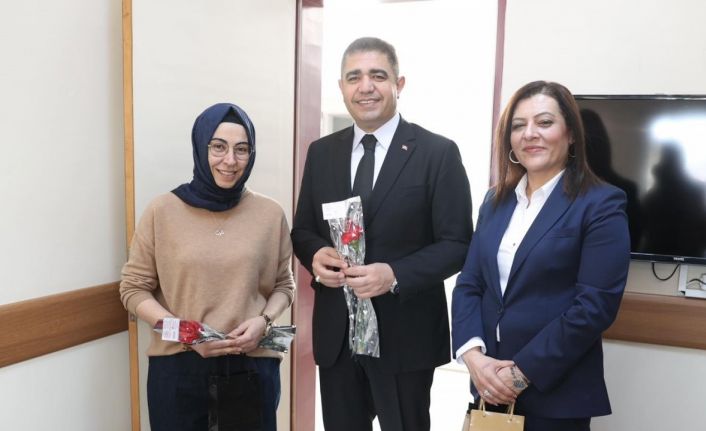 Vali Aslan, 8 Mart Kadınlar Gününde kadın çalışanlara çiçek vererek kutladı