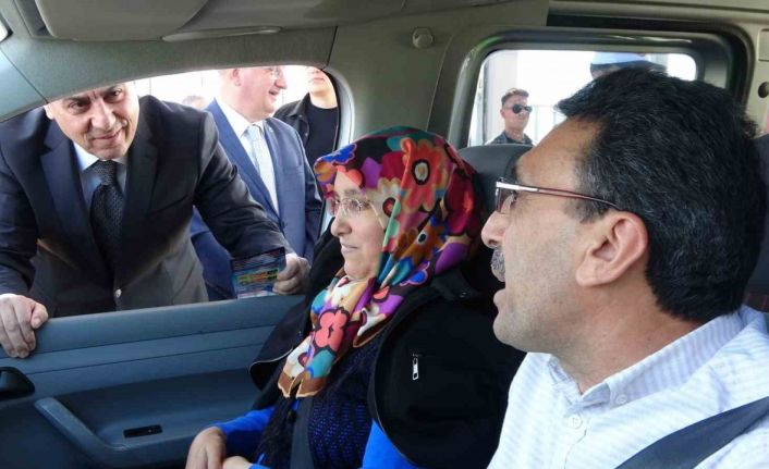 Vali Atilla Toros yolcuları tek tek uyardı: "Emniyet kemerinizi takın"