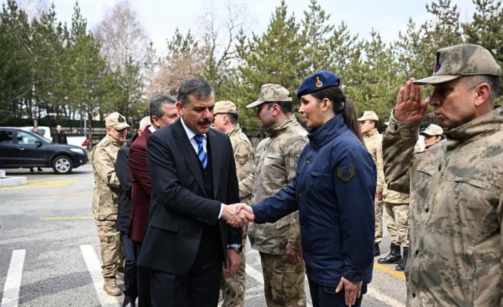 Vali Çiftçi Mehmetçikle bayramlaştı