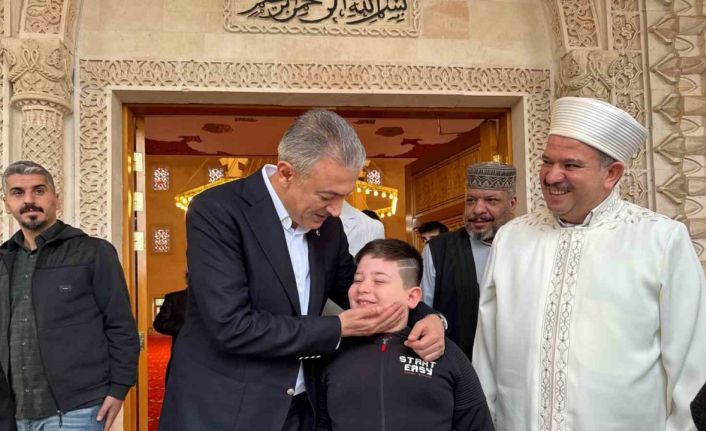 Vali Tuncay Akkoyun, bayram namazı sonrası vatandaşlarla bayramlaştı