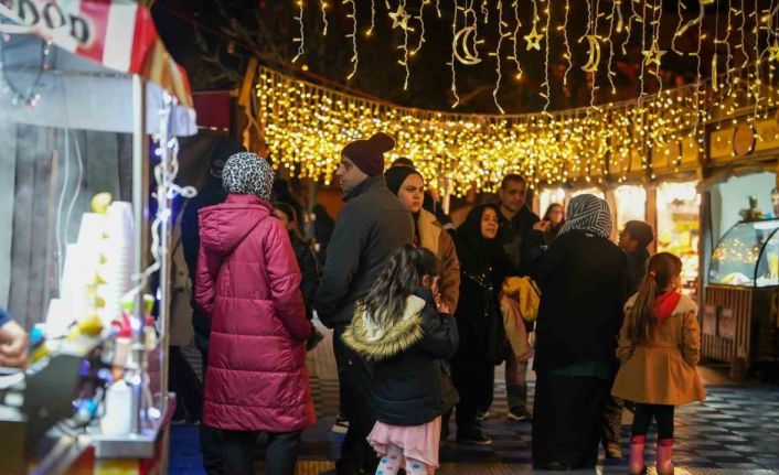 Vatandaşların Ramazan akşamlarında en renkli durağı: Beyoğlu Ramazan Sokağı