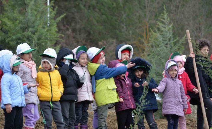 Yaban hayvanlarının yaşam alanlarını korumak için meyve fideleri toprakla buluştu
