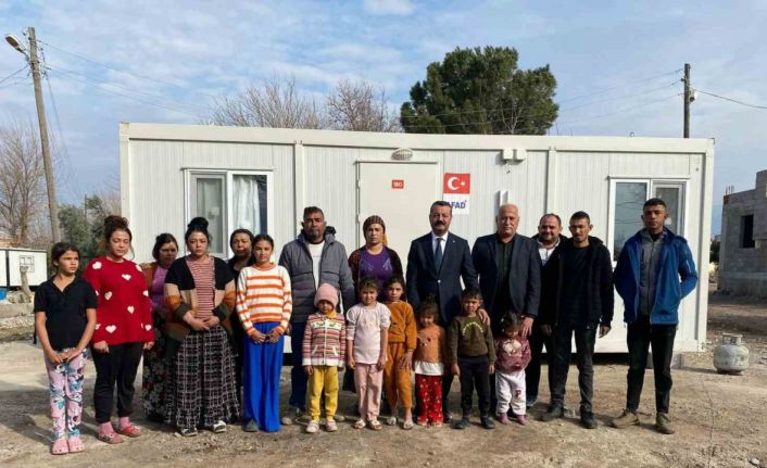 Yangında yaşadıkları konteyner yanan aileye Başkan Aksoy sahip çıktı