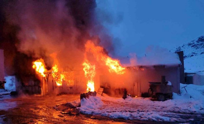 Yapım işi Bayburt Group tarafından sürdürülen Kop Tünelinin şantiyesinde yangın çıktı