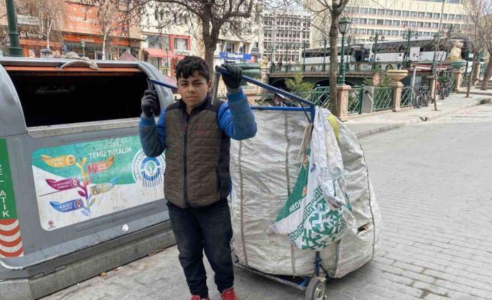 Yaşıtları okula giderken o boyundan büyük el arabası ile atık topluyor